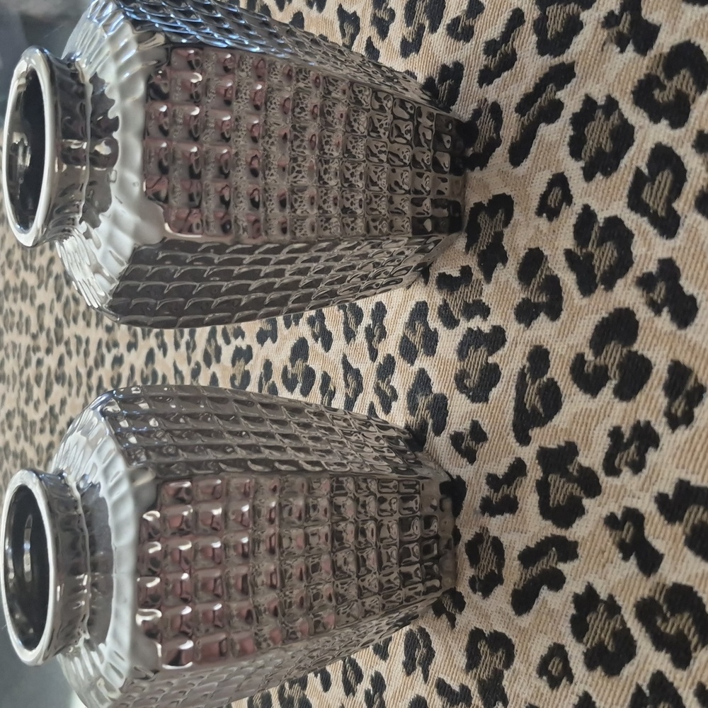 Set Of 2 Elegant Silver Textured Vases - Picture 2 of 8